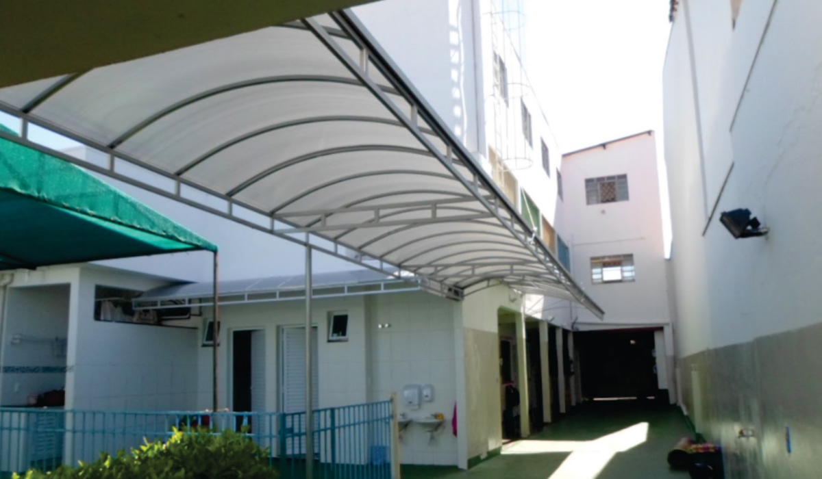Toldo Corredor Policarbonato Cinza